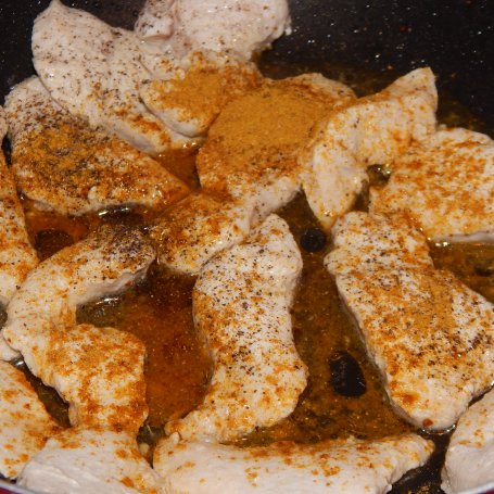 Krok 2 - Kurczak curry z ryżem i serem grana padano foto