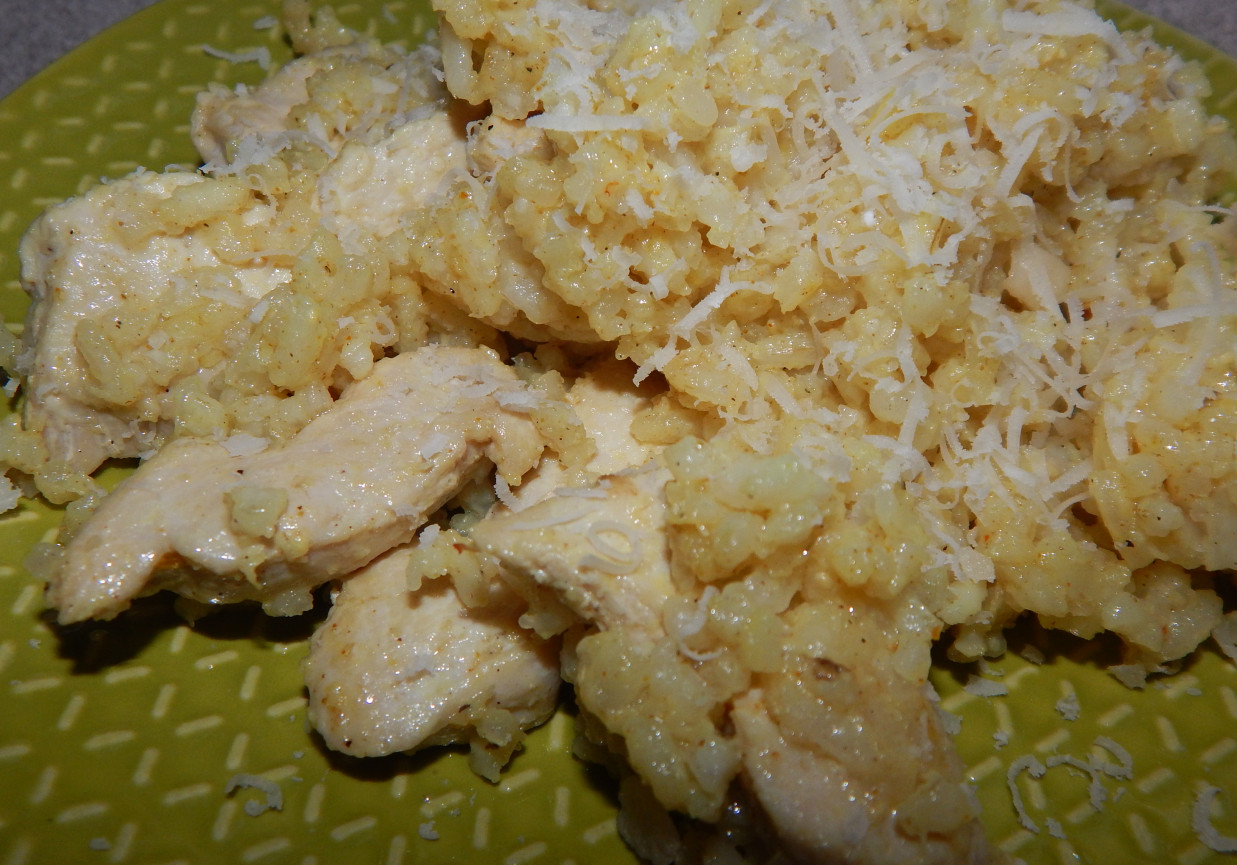 Kurczak curry z ryżem i serem grana padano foto