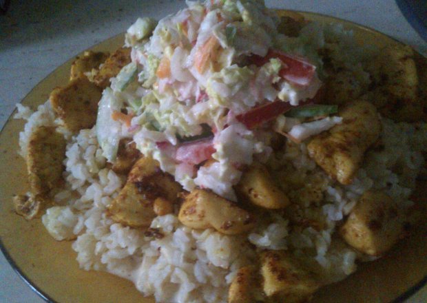 Fotografia przedstawiająca kurczak curry z ryżem i surówka