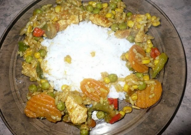Fotografia przedstawiająca Kurczak curry z ryżem i warzywami