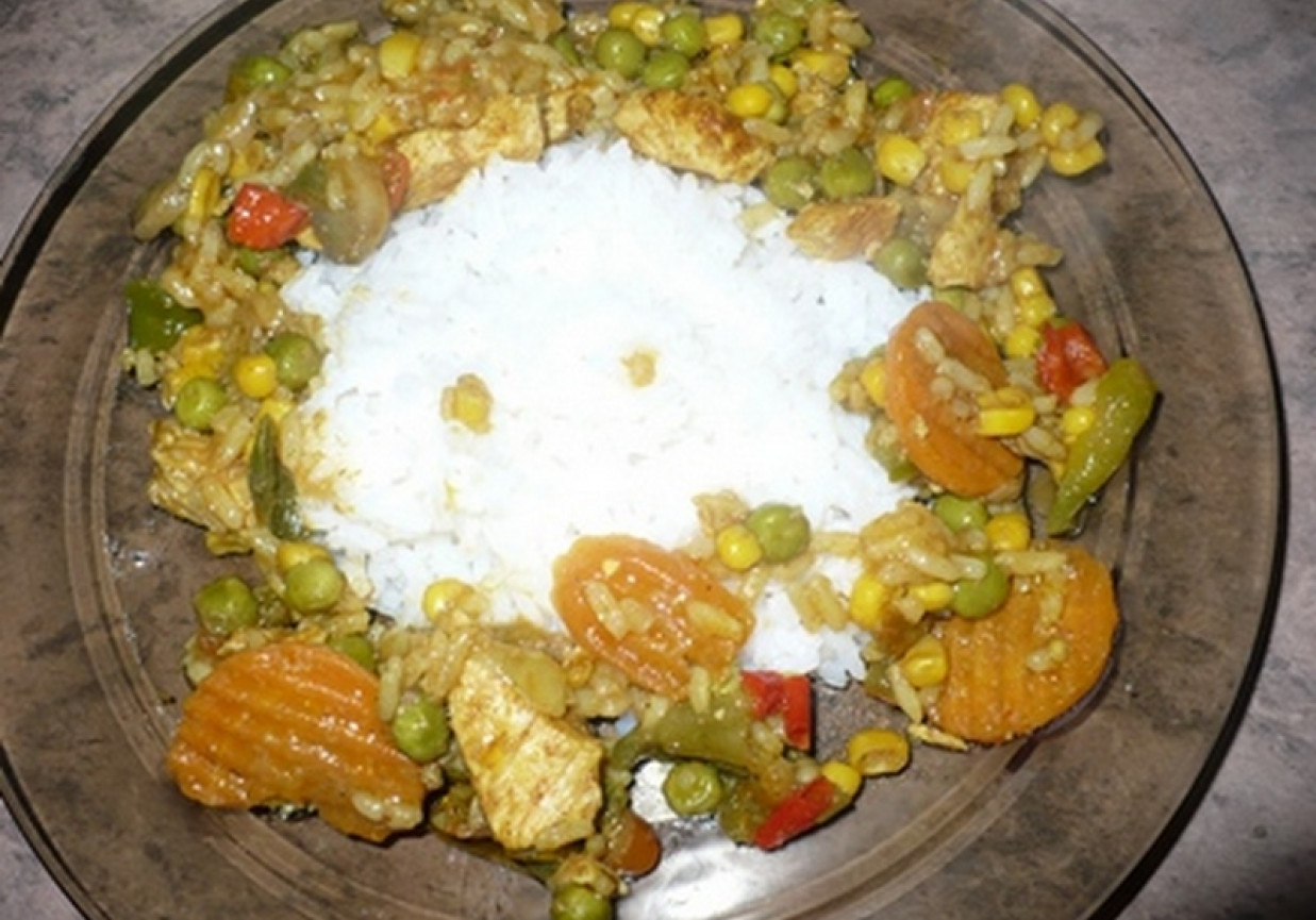 Kurczak curry z ryżem i warzywami foto