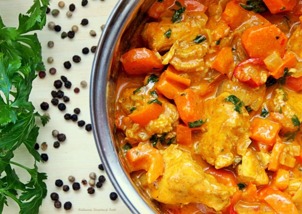 Fotografia przedstawiająca Kurczak curry z warzywami