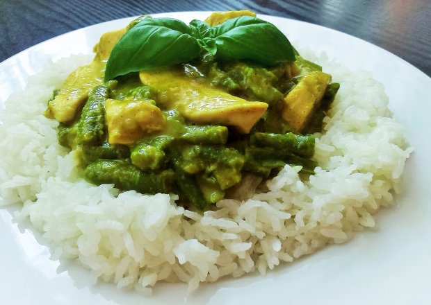 Fotografia przedstawiająca Kurczak curry z zieloną fasolką