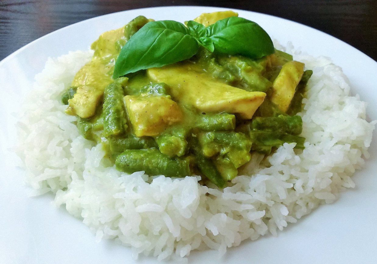 Kurczak curry z zieloną fasolką foto