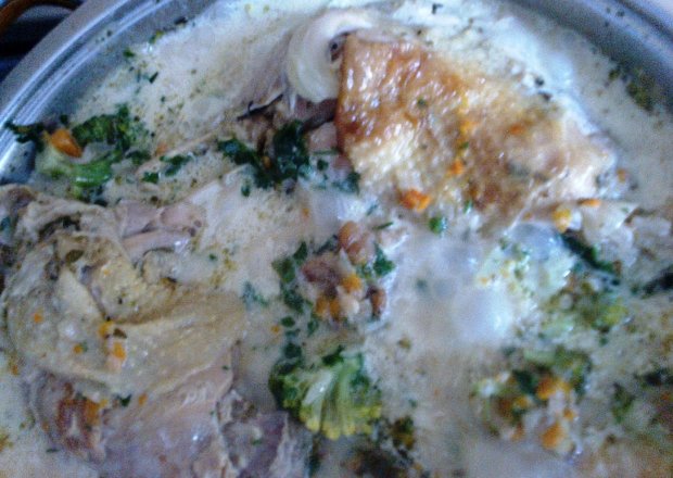 Fotografia przedstawiająca Kurczak duszony z brokułami w sosie śmietanowym