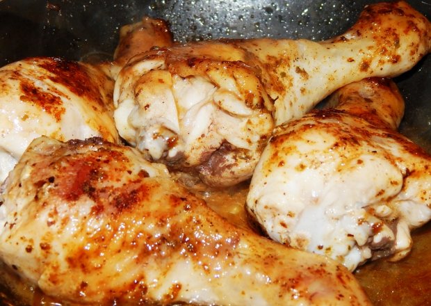 Fotografia przedstawiająca Kurczak duszony z rozmarynem i czosnkiem