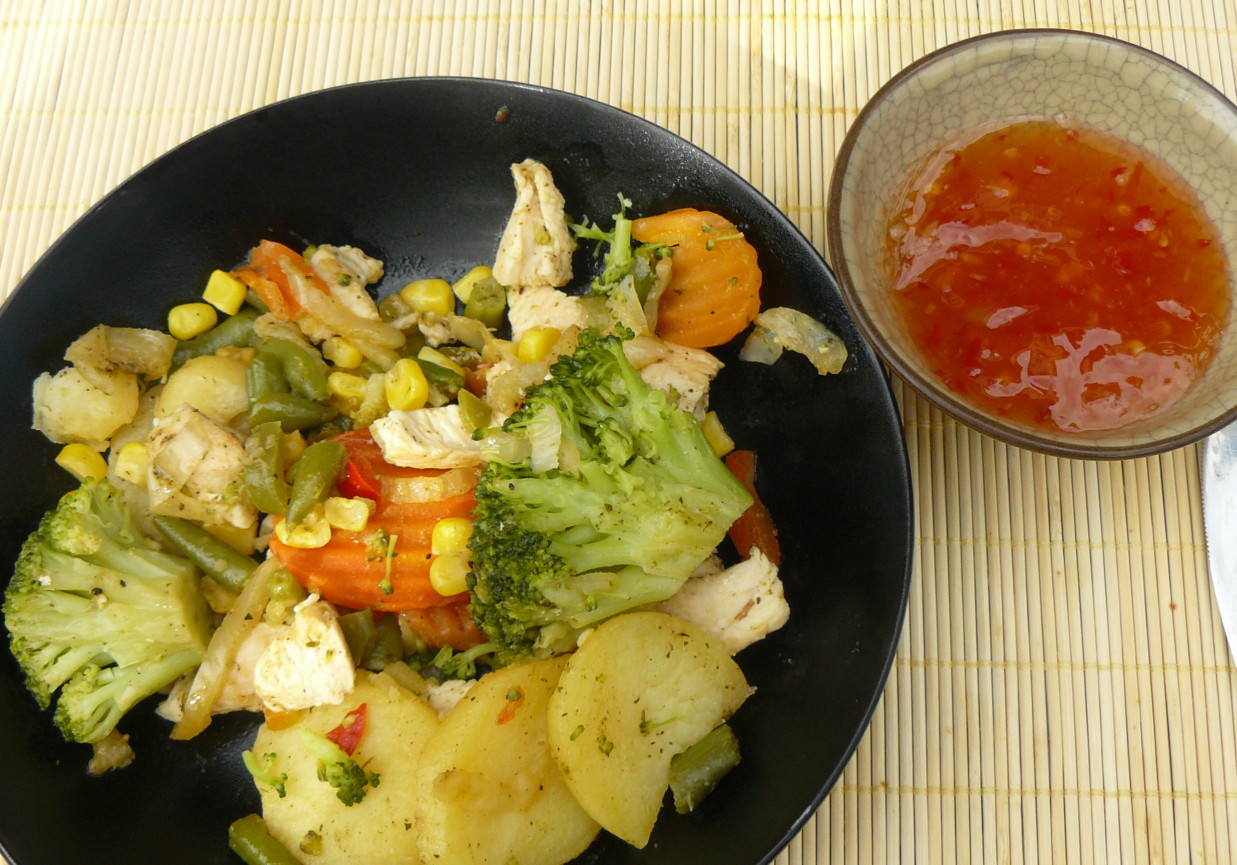 Kurczak duszony z warzywami podawany z sosem słodko-pikantnym foto