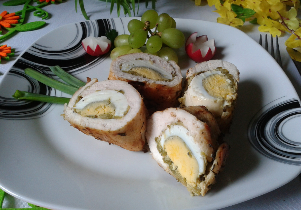 Kurczak faszerowany jajkiem i ogórkiem konserw. foto