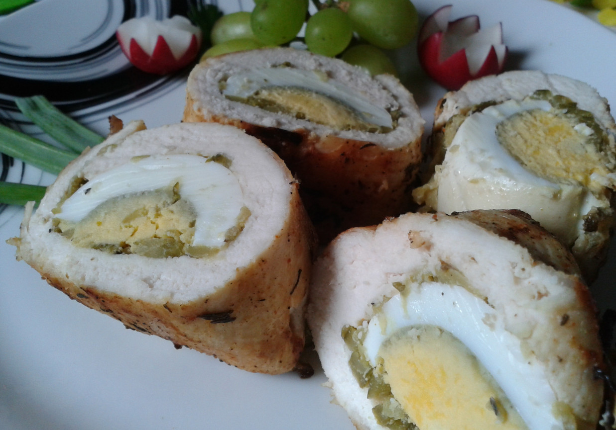 Kurczak faszerowany jajkiem i ogórkiem konserw. foto