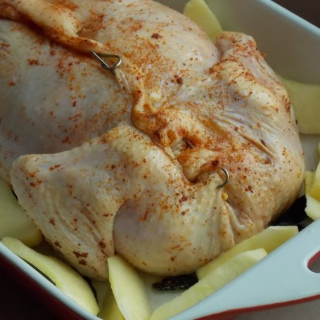 Krok 5 - Kurczak faszerowany kaszą jaglaną z kapustą białą i śliwkami foto