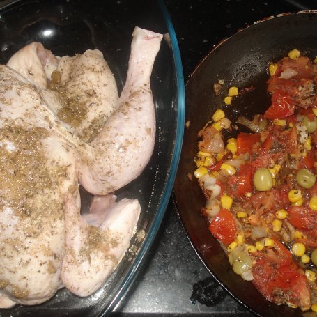 Krok 6 - Kurczak faszerowany pomidorami i oliwkami foto