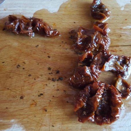 Krok 2 - Kurczak faszerowany suszonymi pomidorami z puree ziemniaczanym i sałatką foto