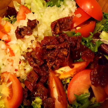 Krok 4 - Kurczak faszerowany suszonymi pomidorami z puree ziemniaczanym i sałatką foto