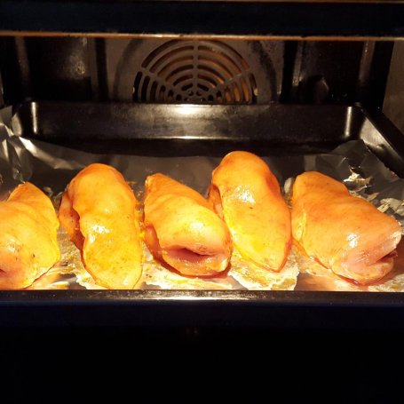 Krok 6 - Kurczak faszerowany suszonymi pomidorami z puree ziemniaczanym i sałatką foto