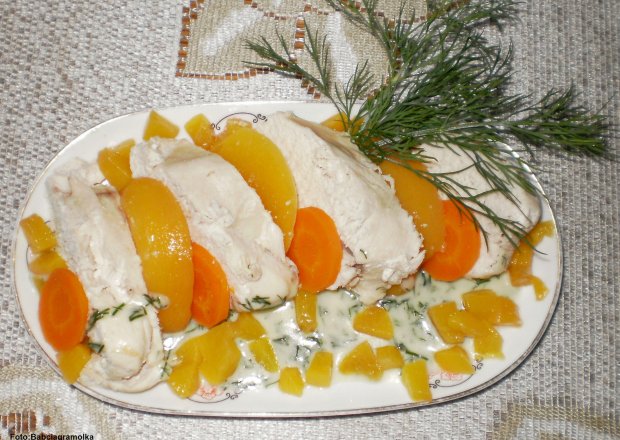 Fotografia przedstawiająca Kurczak gotowany w sosie koperkowo-brzoskwiniowym :