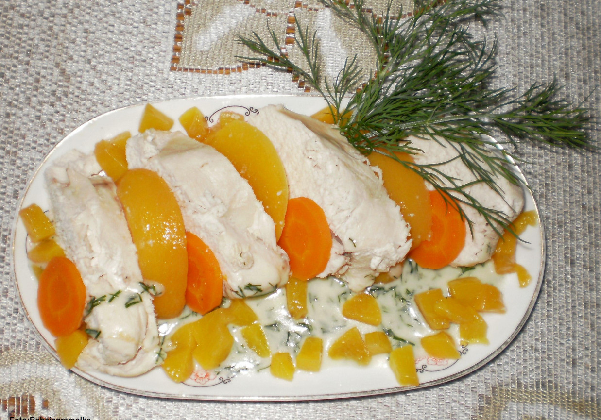 Kurczak gotowany w sosie koperkowo-brzoskwiniowym : foto