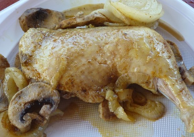 Fotografia przedstawiająca Kurczak grilowany z pieczarkami i cebulą