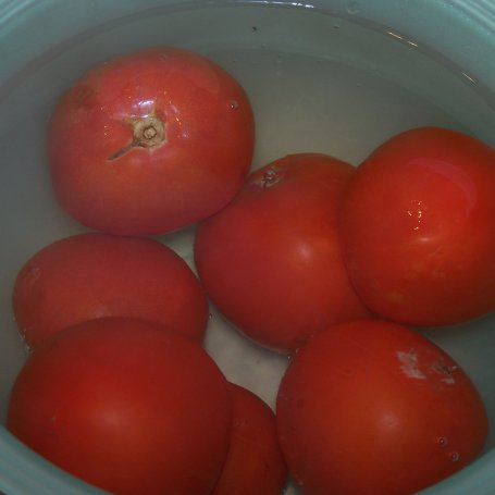 Krok 2 - Kurczak i pomidory, czyli pierś duszona w sosie. foto
