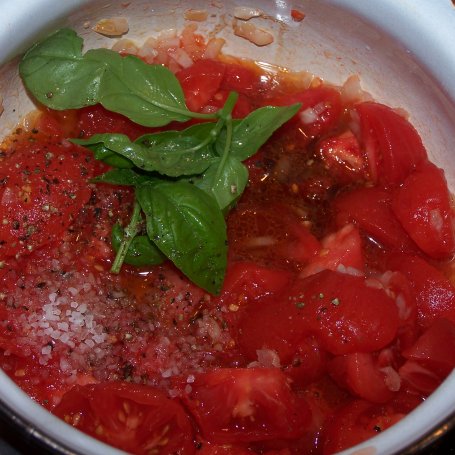 Krok 3 - Kurczak i pomidory, czyli pierś duszona w sosie. foto