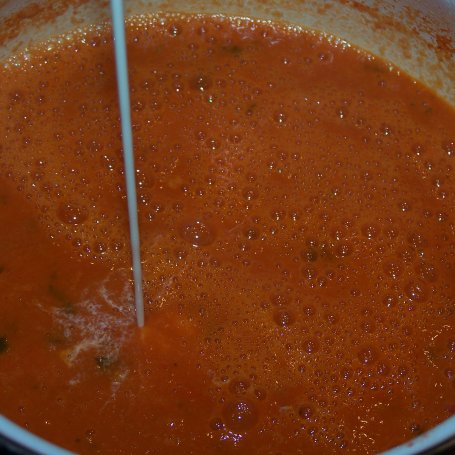 Krok 5 - Kurczak i pomidory, czyli pierś duszona w sosie. foto