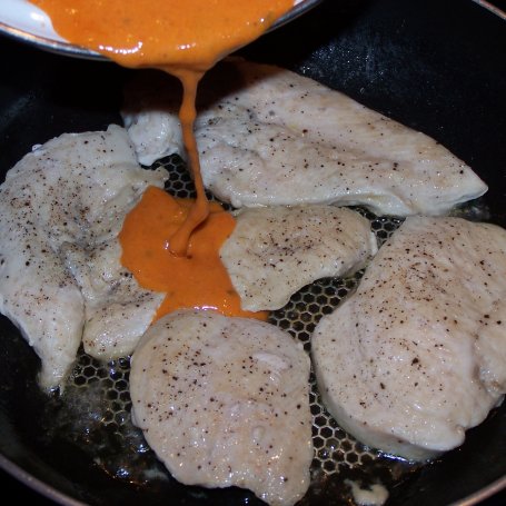 Krok 6 - Kurczak i pomidory, czyli pierś duszona w sosie. foto