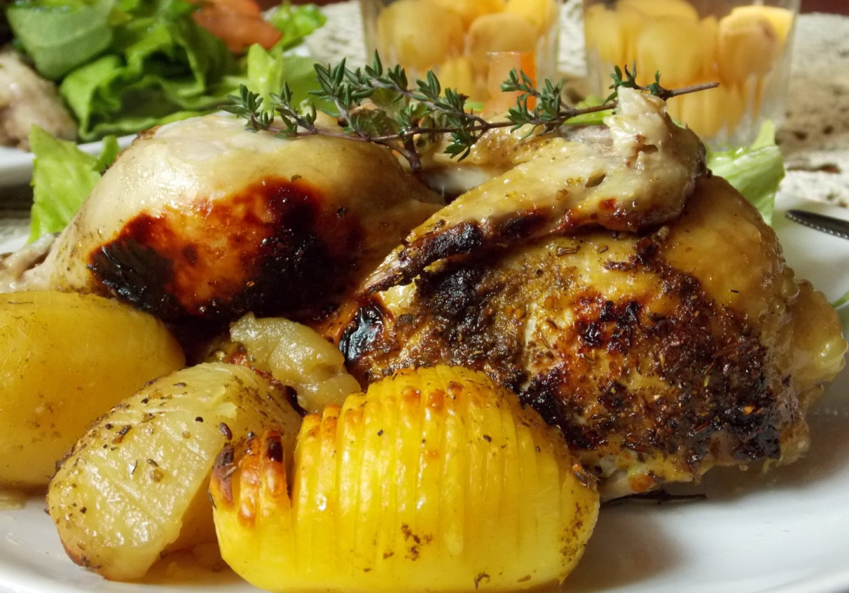 Kurczak i ziemniaki w garnku rzymskim foto