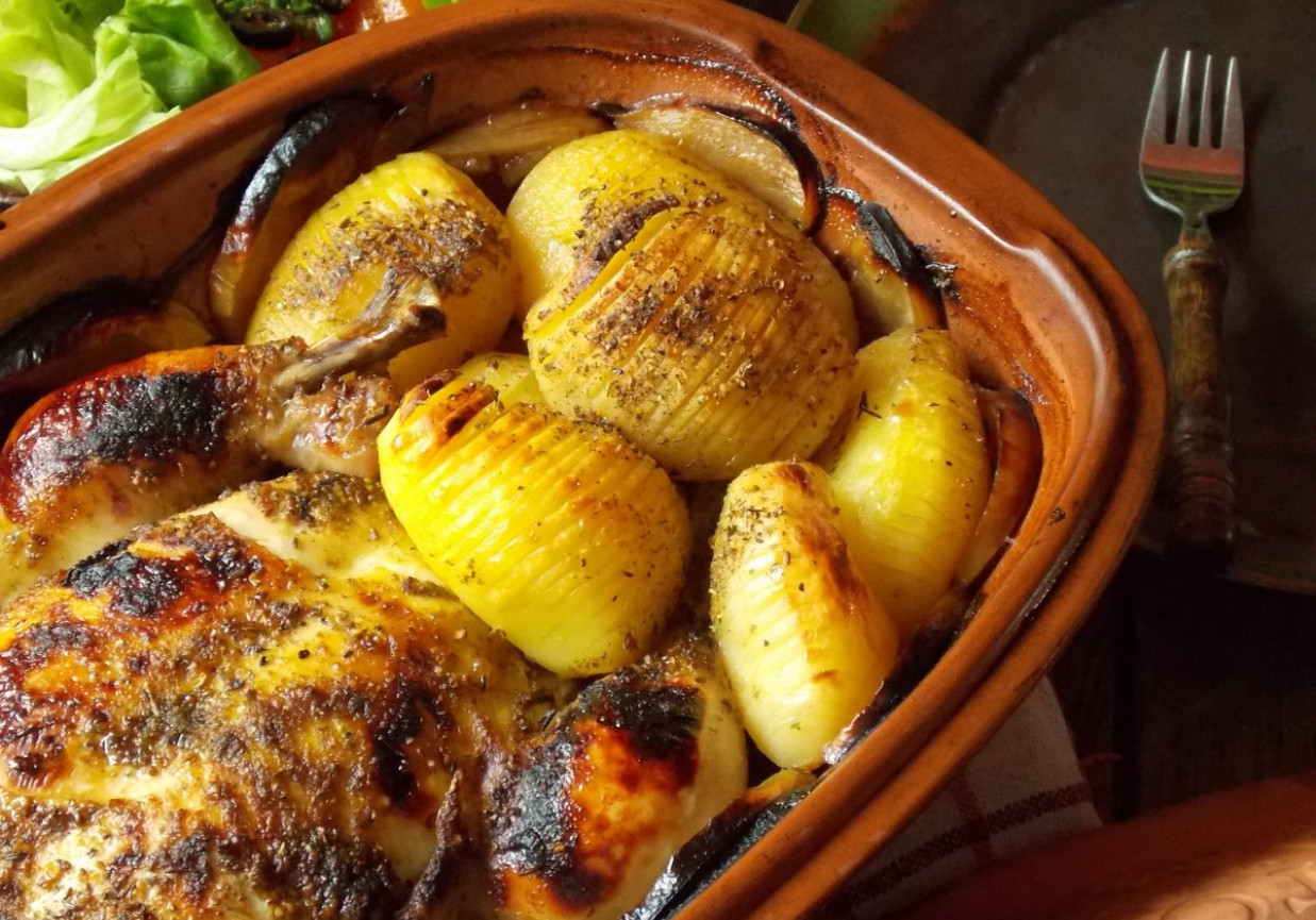 Kurczak i ziemniaki w garnku rzymskim foto