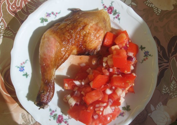 Fotografia przedstawiająca Kurczak marynowany w herbacie z truskawką, melonem i zielonym pieprzem