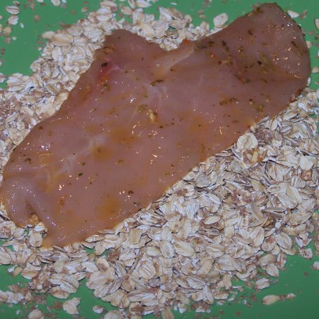 Krok 3 - Kurczak mocno owsiany, czyli pierś panierowana w płatkach :) foto
