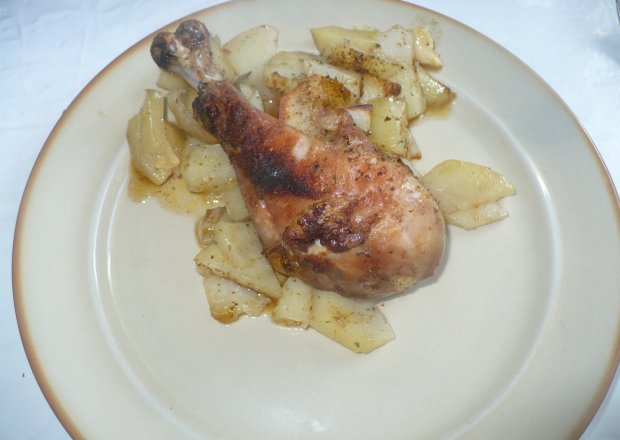 Fotografia przedstawiająca Kurczak na ziemniakach