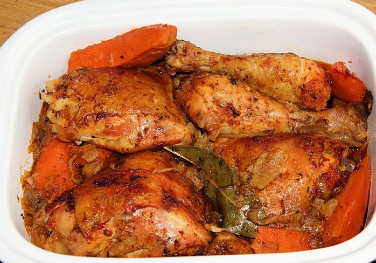 Kurczak paprykowo-ziołowy pieczony z cebulą i marchewką foto