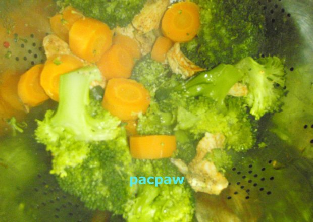 Fotografia przedstawiająca Kurczak parzony z warzywami