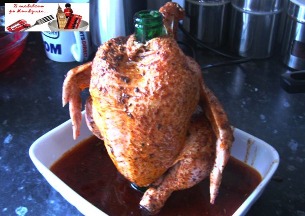 Fotografia przedstawiająca Kurczak pieczony na butelce piwa.