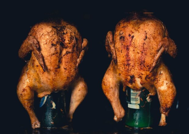 Fotografia przedstawiająca Kurczak pieczony na butelce piwa