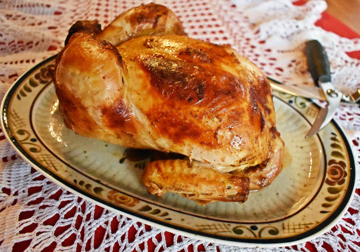 Kurczak pieczony podlewany piwem foto