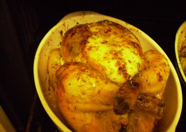 Fotografia przedstawiająca Kurczak pieczony w calosci z rozmarynem i cytryna