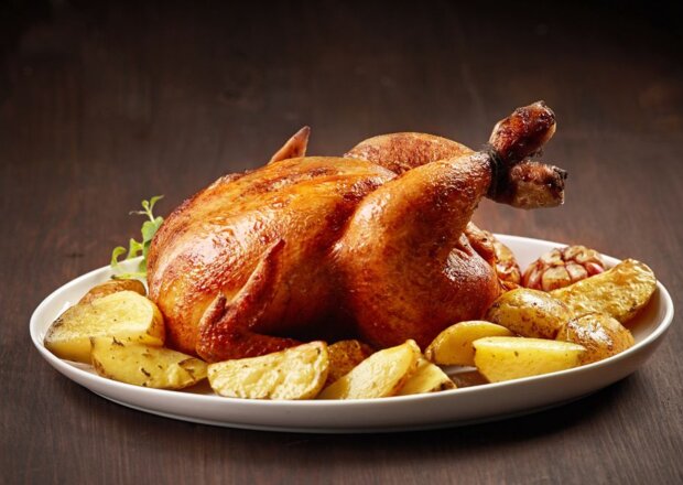 Fotografia przedstawiająca Kurczak pieczony w całości z warzywami