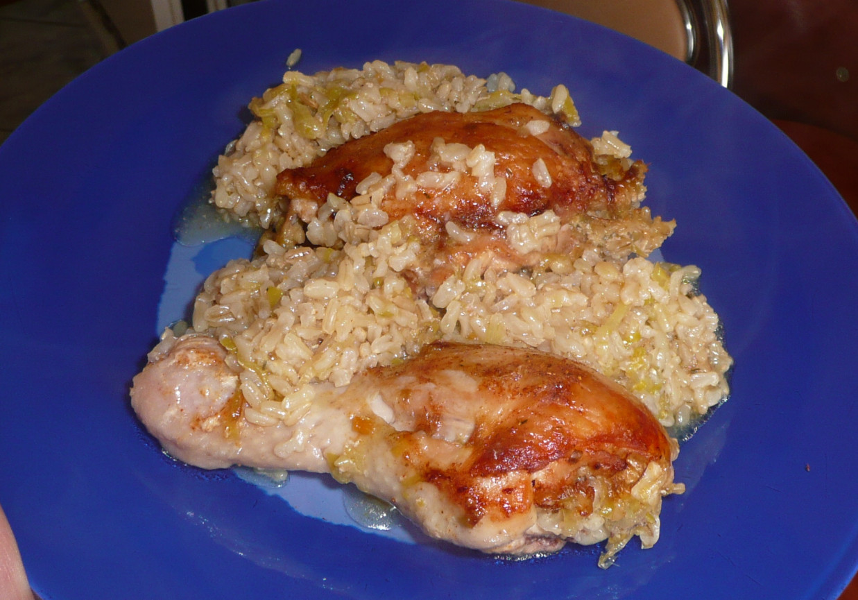 Kurczak pieczony w ryżu brązowym foto
