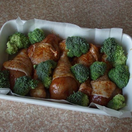 Krok 4 - Kurczak pieczony z brokułem i czerwoną porzeczką  foto