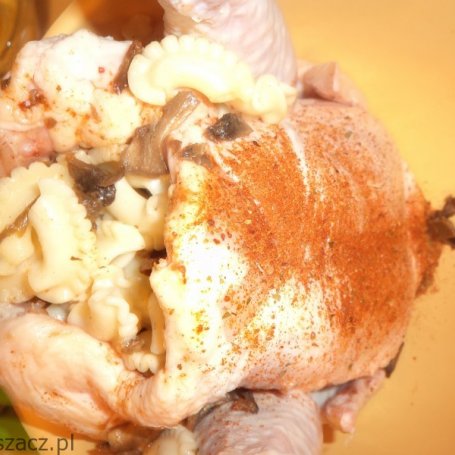 Krok 4 - Kurczak pieczony z farszem pieczarkowo-makaronowym foto