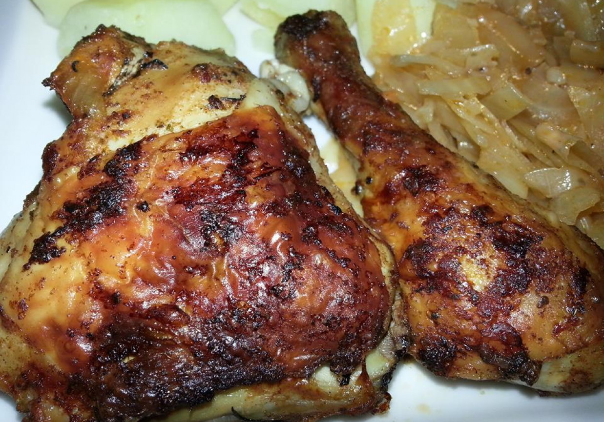 Kurczak pieczony z  kapustą . foto