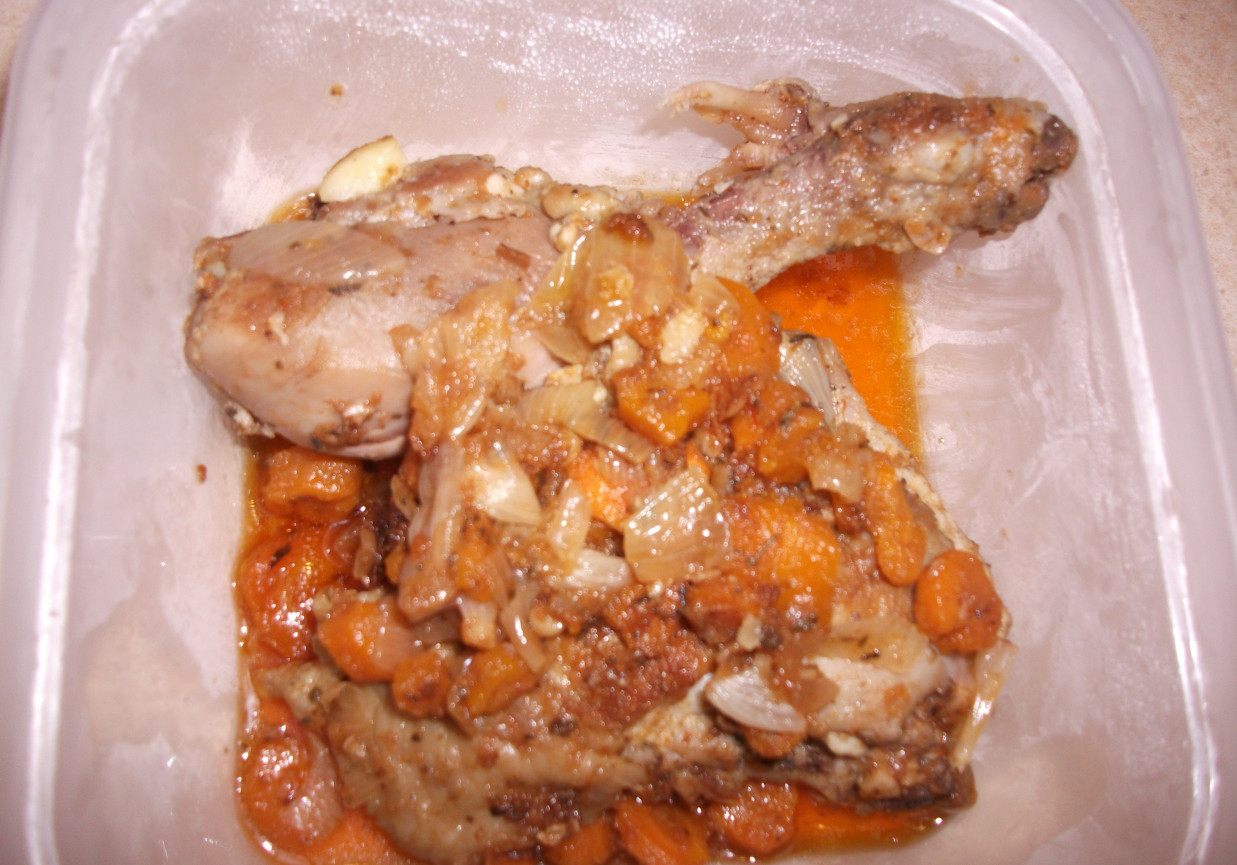 Kurczak pieczony z marchewką foto