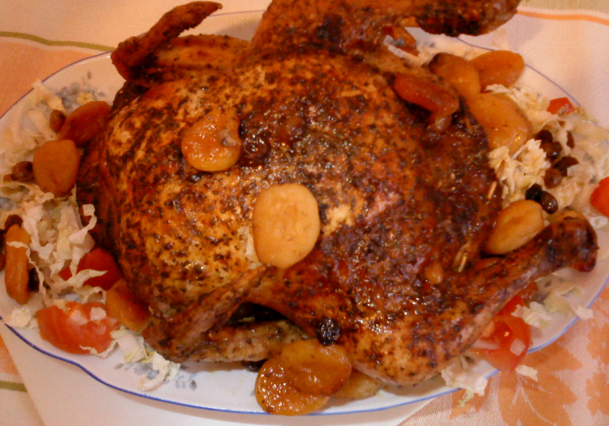Kurczak pieczony z morelami, jabłkami i rodzynkami foto
