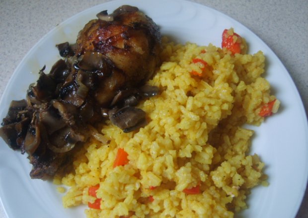 Fotografia przedstawiająca kurczak pieczony z pieczarkami podany z ryżem curry