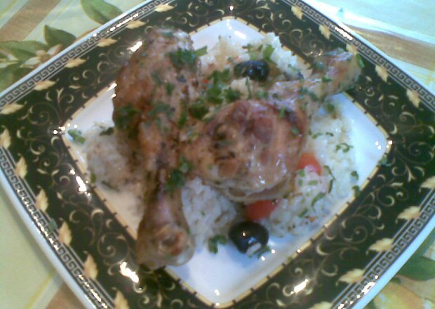 Fotografia przedstawiająca kurczak pieczony z ryżem i oliwkami