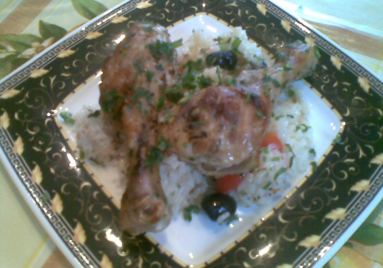 kurczak pieczony z ryżem i oliwkami foto