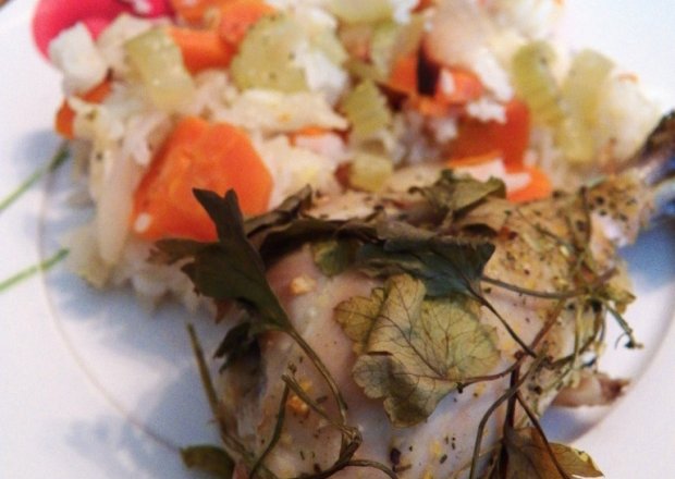 Fotografia przedstawiająca Kurczak pieczony z ryżem i warzywami