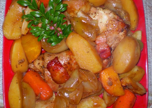 Fotografia przedstawiająca Kurczak pieczony z warzywami i ziemniakami z Garnka rzymskiego :