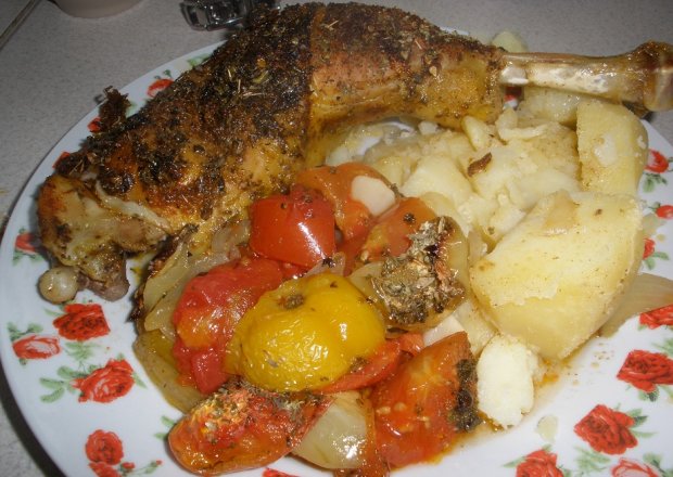 Fotografia przedstawiająca Kurczak pieczony z warzywami