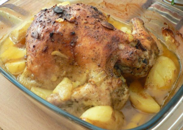 Fotografia przedstawiająca Kurczak pieczony z ziemniaczkami i cebulką